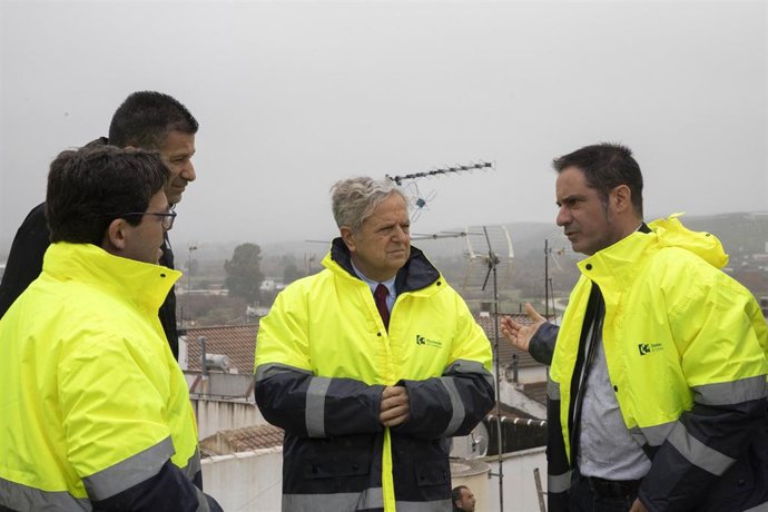 El presidente de la Diputación, Salvador Fuentes (centro), visita el derrumbamiento de la muralla de Castro del Río.