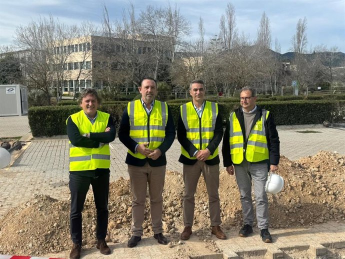 El conseller de Empresa, Autónomos y Energía, Alejandro Sáenz, y el director general de Innovación y Transformación Digital, Sebastián González, durante la inauguración de la construcción del parque fotovoltaico de Parc Pit.