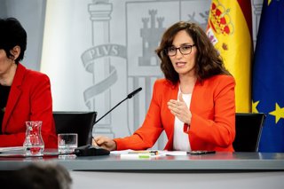 (i-d) La Ministra de Inclusión, Seguridad Social y Migraciones y portavoz del Gobierno, Elma Saiz, y la ministra de Sanidad, Mónica García, durante una rueda de prensa tras la reunión del Consejo de Ministros, a 10 de febrero de 2026, en Madrid (España). 