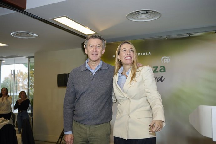 Archivo - Arquivo - A presidente da Junta da Extremadura, María Guardiola (à direita), e o presidente do Partido Popular, Alberto Núñez Feijóo (à esquerda), durante um comício do PP, em 4 de dezembro de 2025, em Don Benito, Badajoz, Extremadura (Espanha).