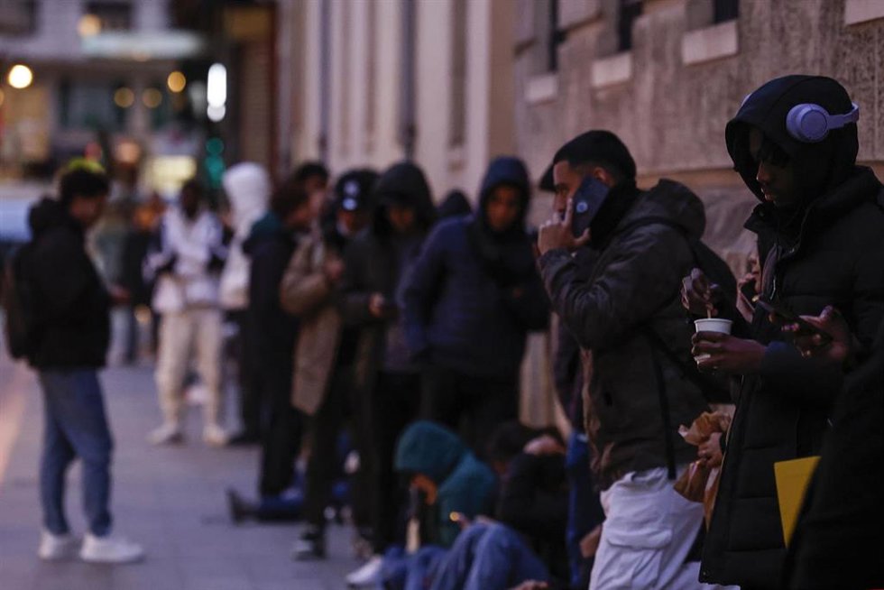 Decenas de inmigrantes hacen cola en el Ayuntamiento de Valencia, a 5 de febrero de 2026, en Valencia, Comunidad Valenciana (España).