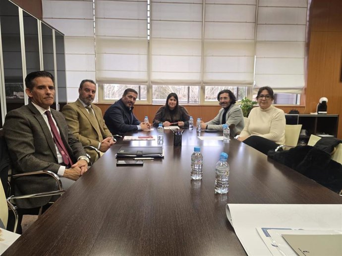 Reunión entre miembros de FAI y de la Consejería de Fomento de C-LM.