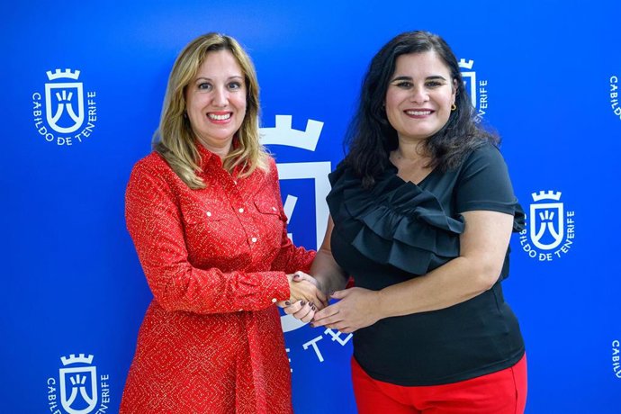 Archivo - La presidenta del Cabildo de Tenerife, Rosa Dávila, y la alcaldesa de Candelaria, Mari Brito
