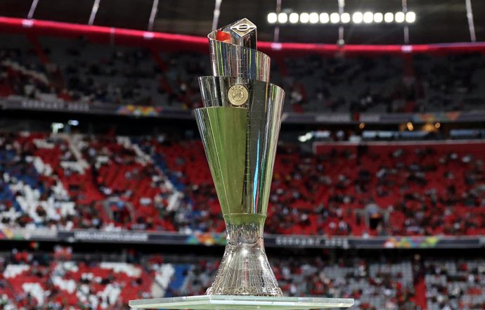 Archivo - Arquivo - ARQUIVADO - 08 de junho de 2025, Baviera, Munique: O troféu da Liga das Nações da UEFA colocado no estádio antes da final da Liga das Nações da UEFA entre Portugal e Espanha na Arena de Futebol de Munique. Foto: Christian Charisius/dpa