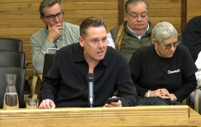 Sergio Álvarez, representante de los vecinos de Cimadevilla, interviene en el Pleno Municipal de Gijón.