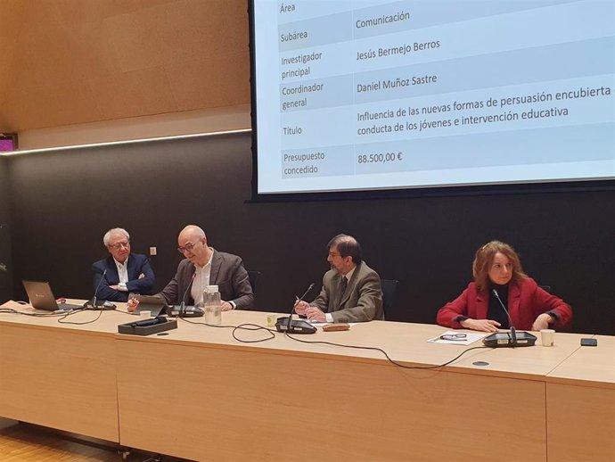 El catedrático Jesús Bermejo (izda), el profesor Daniel Muñoz, el vicereector de la UVa en Segovia, Agustín García Matilla, y la decana de Comunicación, Cristina Vela