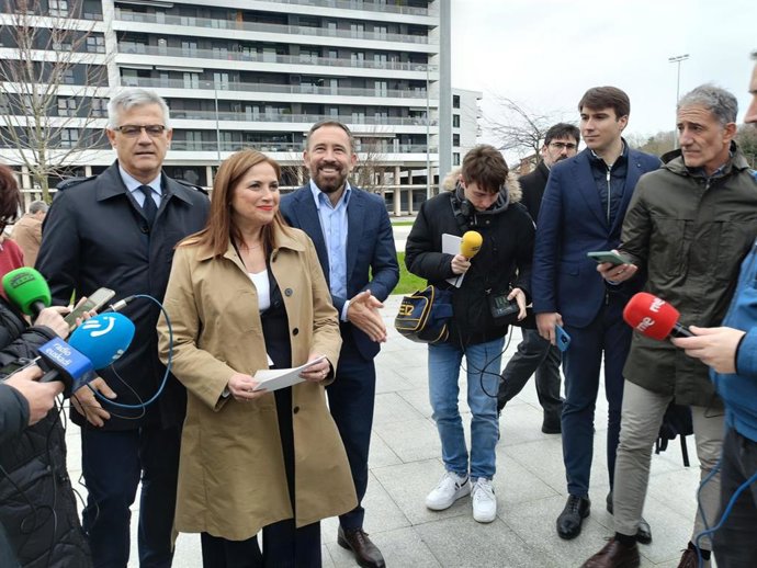 El secretario de Estado de Vivienda, David Lucas, la consejera de Justicia, María Jesús San José, y el consejero de Vivienda, Denis Itxaso, en San Sebastián