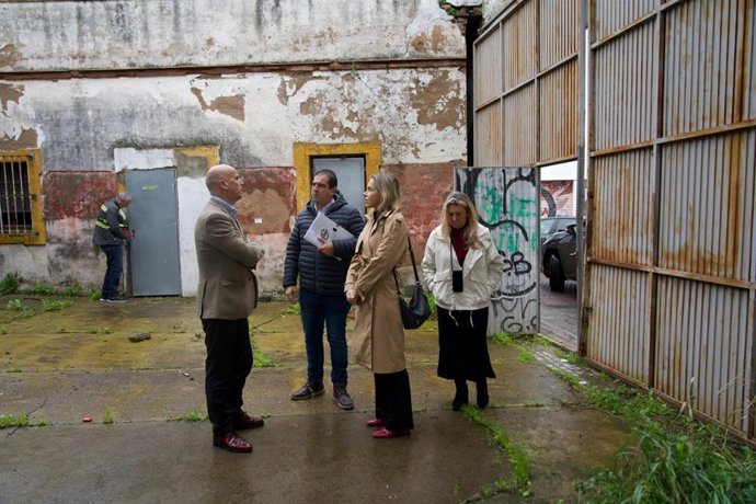 La portavoz y representantes sindicales visitan la antigua Nave Singer.