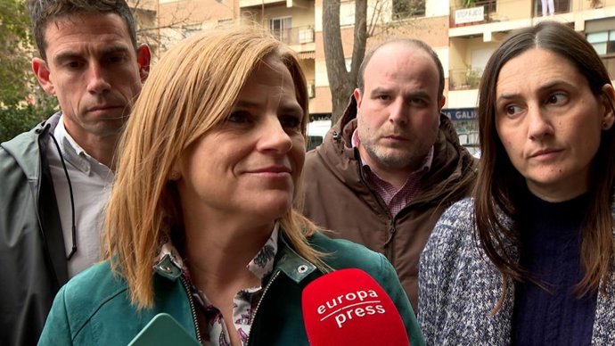 La secretaria general del PSPV-PSOE de la ciudad de València, Pilar Bernabé, atiende a los medios.