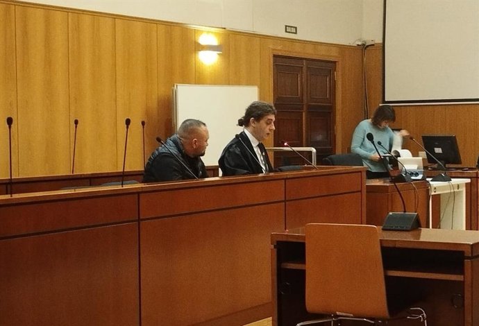 El empresario rumano acusado, en un primer plano, junto a su abogado durante el juicio en la Audiencia de Valladolid.