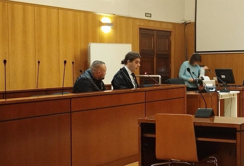 El empresario rumano acusado, en un primer plano, junto a su abogado durante el juicio en la Audiencia de Valladolid.