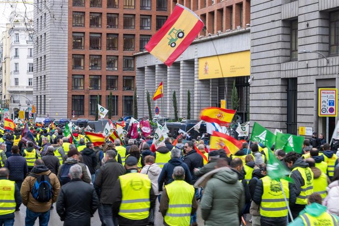 Manifestantes marchan desde el Paseo del Prado hasta el Ministerio de Agricultura, convocados por Unión de Uniones de Agricultores y Ganaderos y la Unión Nacional de Asociaciones del Sector Primario Independientes (Unaspi) .