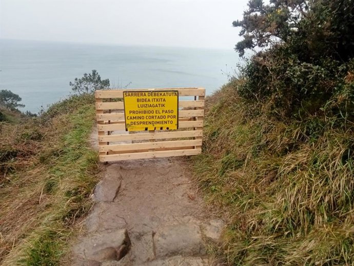 El paseo Talaia cortado por un desprendimiento.