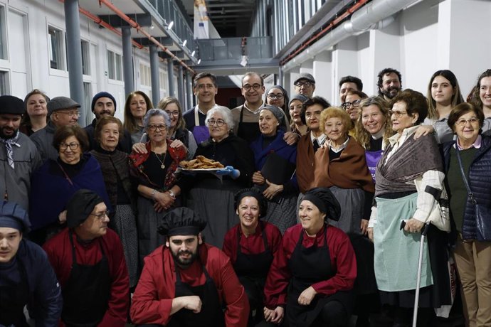 El alcalde de Cáceres, Rafael Mateos, participa en la elaboración de coquillos y dulces típicos de la fiesta de Las Lavanderas