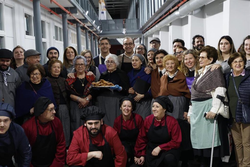 El alcalde de Cáceres, Rafael Mateos, participa en la elaboración de coquillos y dulces típicos de la fiesta de Las Lavanderas