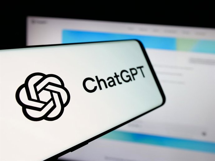 Archivo - Arquivo - 5 de novembro de 2025, Alemanha: Nesta ilustração fotográfica, um smartphone com o logotipo do chatbot de IA generativa ChatGPT (OpenAI) é visto na tela em frente ao site.