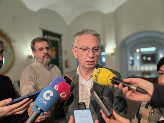 El presidente de la Comisión Gestora del PSOE de Extremadura, José Luis Quintana, atiende a los medios en Badajoz