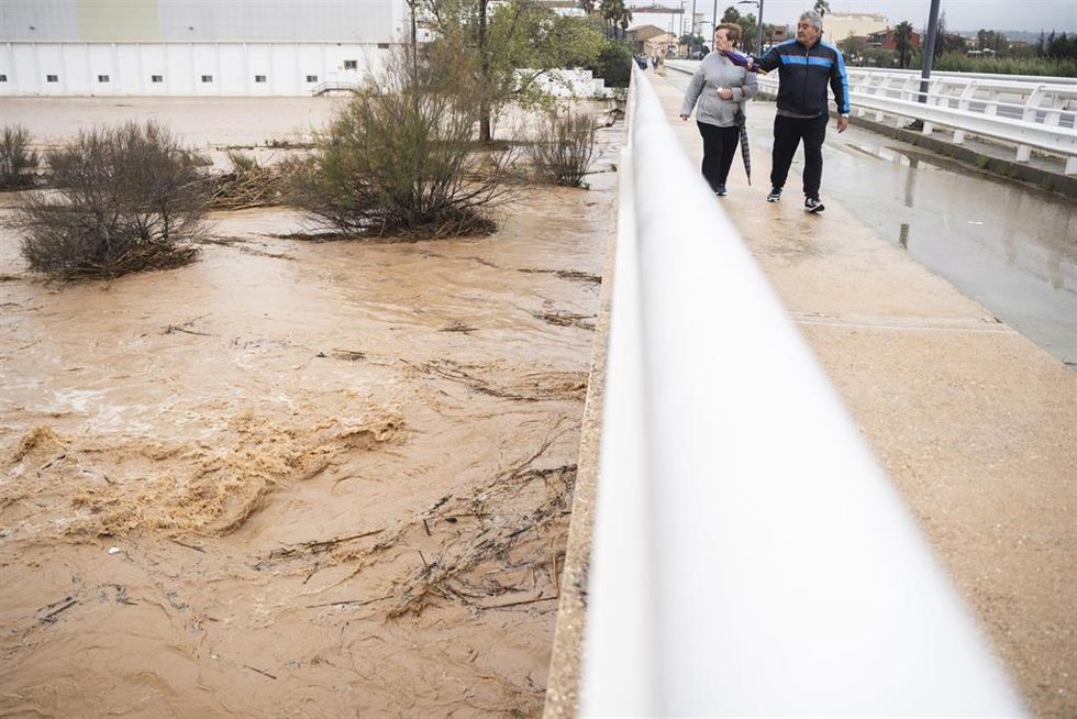 Archivo - Varias personas observan la crecida del río Magro, a 29 de octubre de 2024, en Alfarp, Valencia