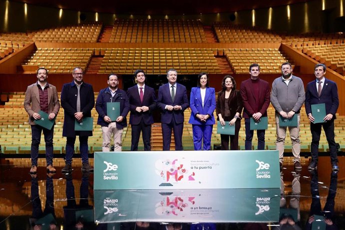 El presidente de la Diputación de Sevilla, Javier Fernández (c), en la foto de familia donde oficializa inversiones para la construcción y renovación de espacios escénicos en varios municipios. En el Teatro de la Maestranza.