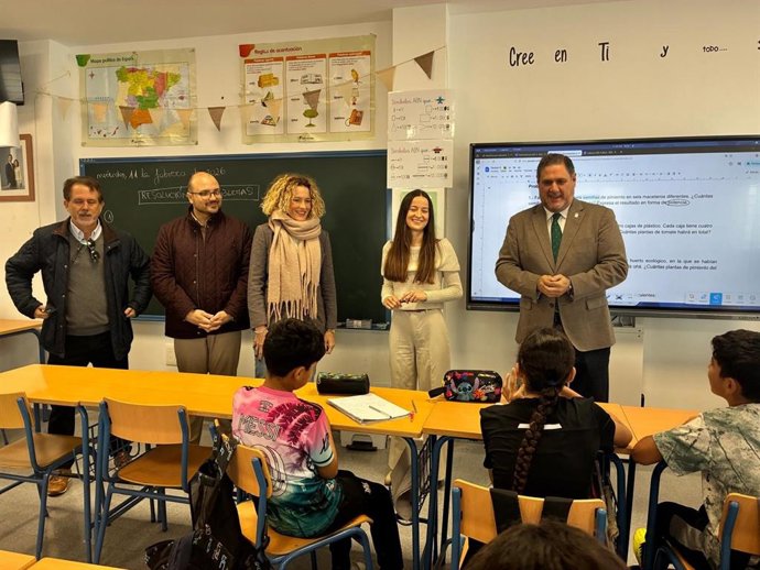 El delegado territorial de Desarrollo Educativo y FP de la Junta en Almería, Francisco Alonso, durante su visita a un aula del Colegio Público Rural Campo de Níjar Norte, en Níjar (Almería).