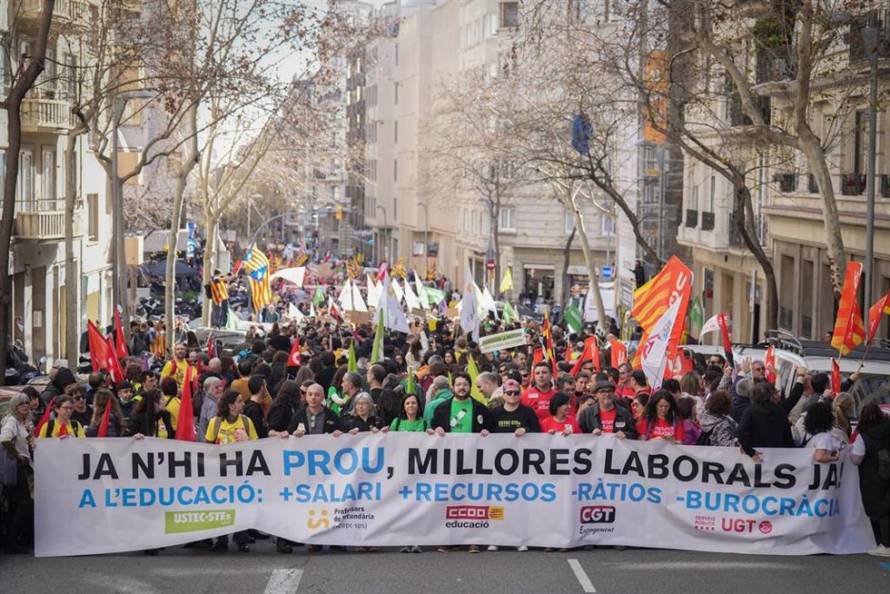 Decenas de personas durante una manifestación con motivo de la huelga de docentes en Catalunya.