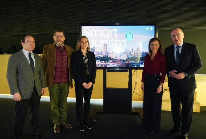 Presentación de la herramienta Smart Tourism que mejora la experiencia turística y fomenta el transporte público.