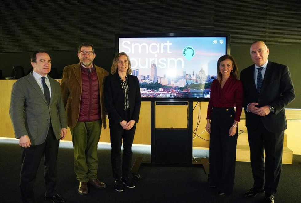 Presentación de la herramienta Smart Tourism que mejora la experiencia turística y fomenta el transporte público.