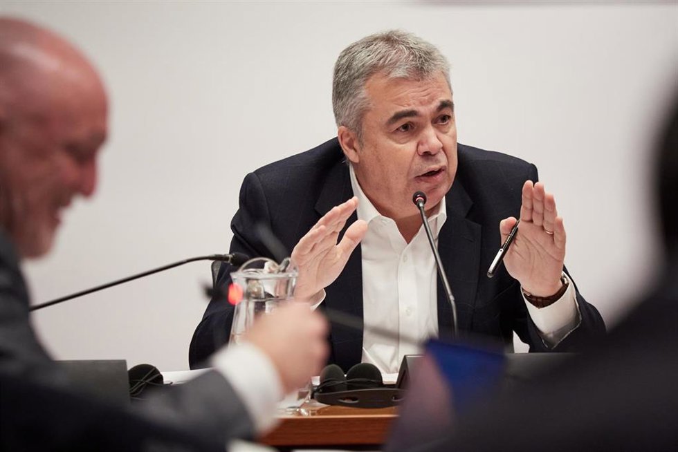 El exsecretario de organización del PSOE Santos Cerdán comparece en la Comisión de Investigación sobre adjudicaciones públicas del Parlamento de Navarra, a 11 de febrero de 2026, en Pamplona, Navarra (España). Cerdán comparece un día después del conseje