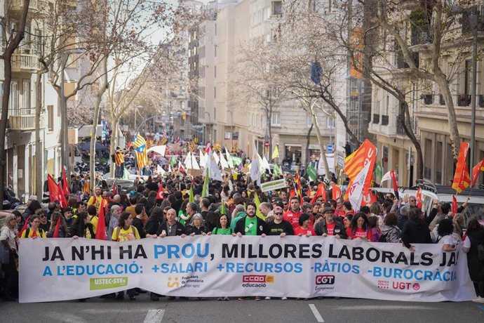 Manifestación con motivo de la huelga de docentes en Catalunya, en la Vía Augusta.