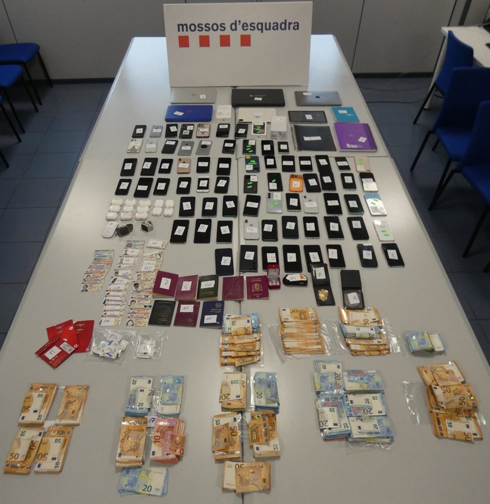 Móviles, dinero y documentos de identidad localizados en su domicilio