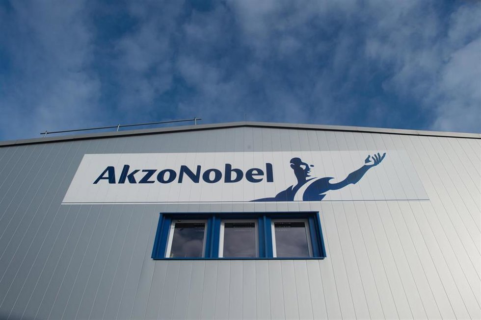 Archivo - FILED - 24 October 2017, Saxony-Anhalt, Bitterfeld-Wolfen: A general view of the logo of Dutch paint and coating maker Akzo Nobel NV on the facade of it's office. Photo: Klaus-Dietmar Gabbert/dpa-Zentralbild/dpa