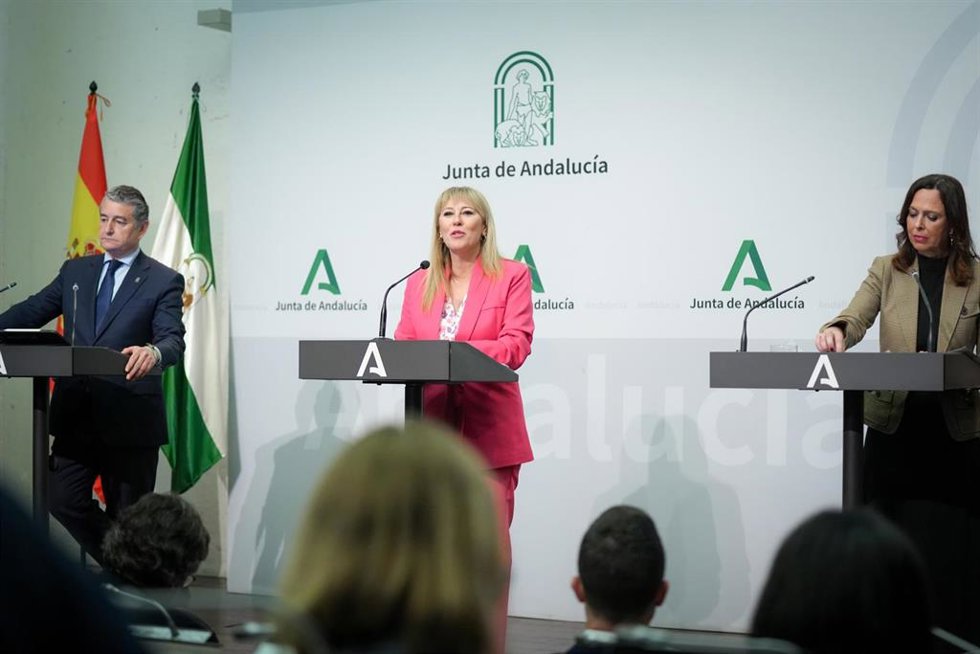 La consejera de Economía, Hacienda, Fondos Europeos y Diálogo Social y portavoz del Gobierno andaluz, Carolina España (c), junto a la consejera de Fomento, Articulación del Territorio y Vivienda, Rocío Díaz (d), y el consejero de Sanidad, Presidencia y 