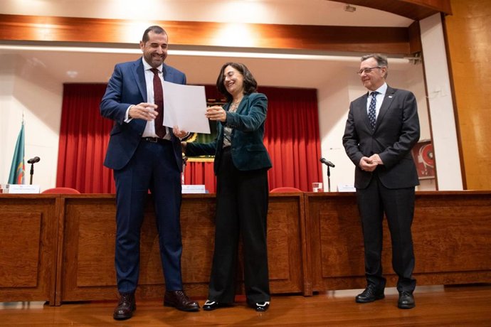 Daniel Berasategui (izda), directivo de Boluda, reconocido como 'Alumni Distinguido' de la Universidad de Cantabria