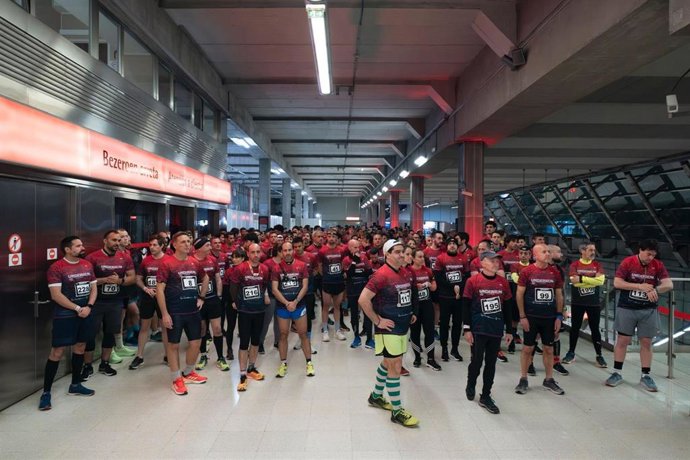 Archivo - Corredores participantes en la carrera nocturna en Metro Bilbao