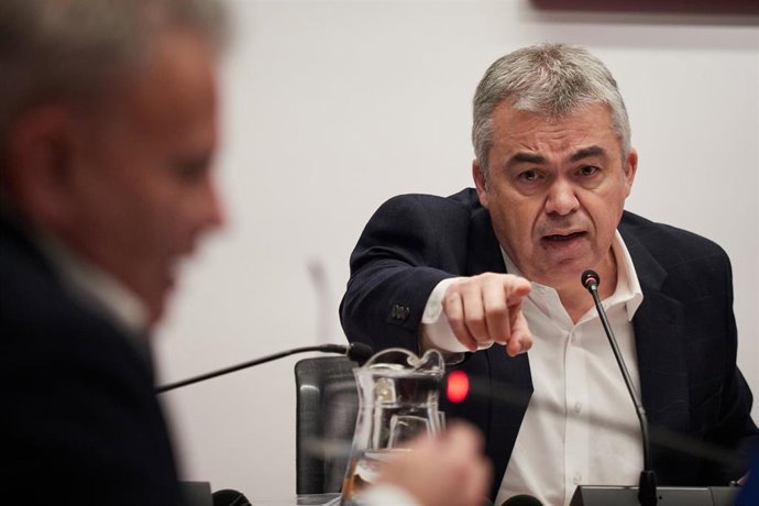 El exsecretario de organización del PSOE Santos Cerdán comparece en la Comisión de Investigación sobre adjudicaciones públicas del Parlamento de Navarra, a 11 de febrero de 2026, en Pamplona, Navarra (España). Cerdán comparece un día después del consejero