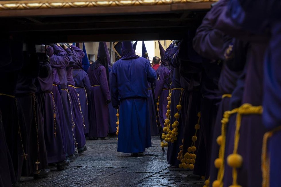 Archivo - Decenas de cofrades con capirote durante una procesión.