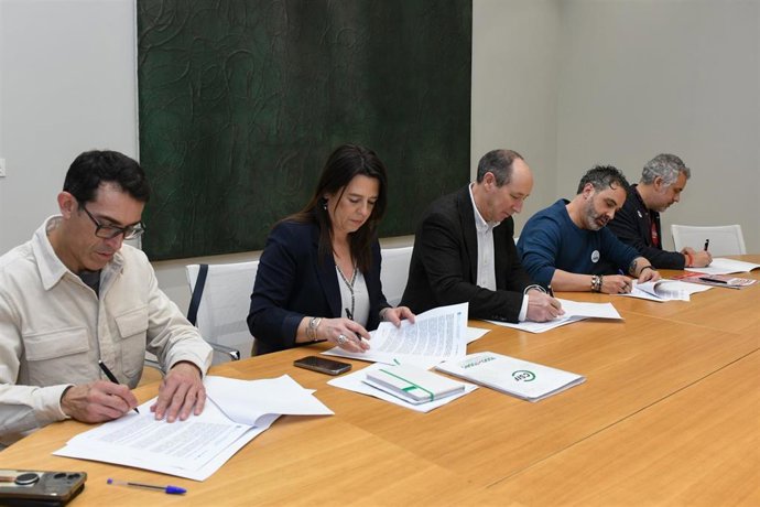 La Xunta firma con CCOO, ANPE, UGT y CSIF la supresión del deber de interinos y sustitutos a presentarse a oposiciones