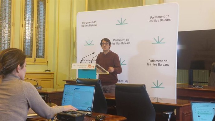 El portavoz del PSIB, Iago Negueruela, en rueda de prensa.