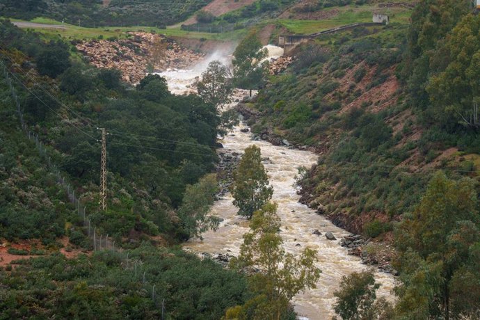 Imagen del embalse Agrio en la localidad sevillana de Aznalcóllar aliviando agua. A 11 de febrero de 2026 en Aznalcóllar, Sevilla (Andalucía, España). Los embalses andaluces se encuentran entorno al 76,05% (8.429 hectómetros cúbicos) de su capacidad total