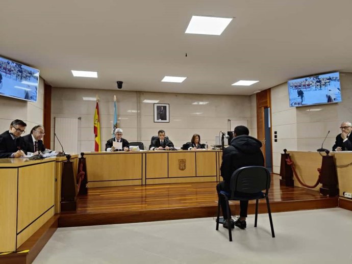 Archivo - El acusado de apuñalar a un joven a la salida de una discoteca compostelana durante la sesión del juicio.