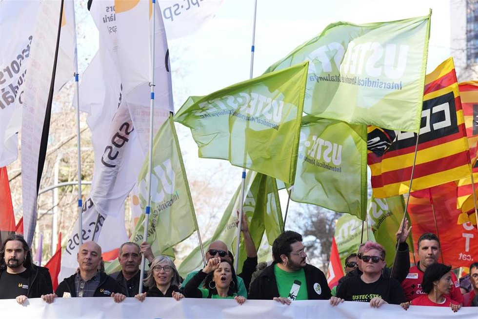 Un grupo de personas durante una manifestación con motivo de la huelga de docentes en Catalunya, en la Vía Augusta, a 11 de febrero de 2026, en Barcelona, Catalunya (España)
