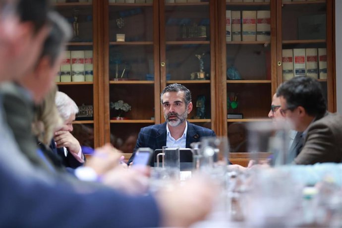 El consejero de Agricultura, Pesca, Agua y Desarrollo Rural de la Junta de Andalucía, Ramón Fernández-Pacheco, preside, la Mesa de Interlocución Agraria en la sede de la consejería. A 14 de enero de 2026, en Sevilla (Foto de archivo).