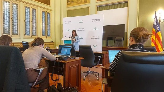 La portavoz de Vox en el Parlament, Manuela Cañadas, en rueda de prensa.