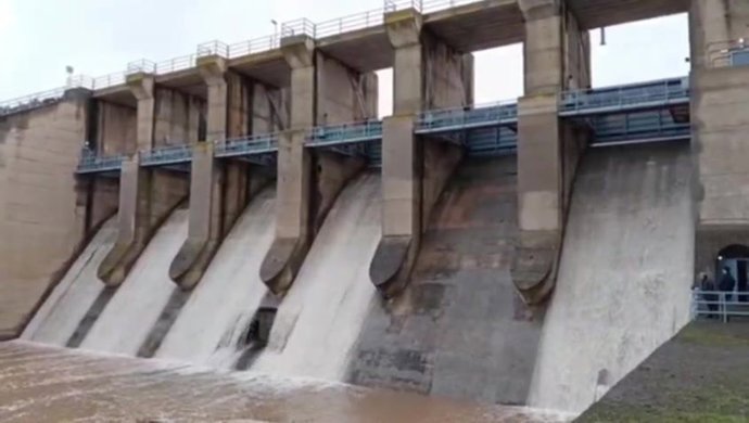 La Confederación Hidrográfica del Guadiana mantiene abiertas las compuertas de la presa de la Vega del Jabalón por motivos de seguridad