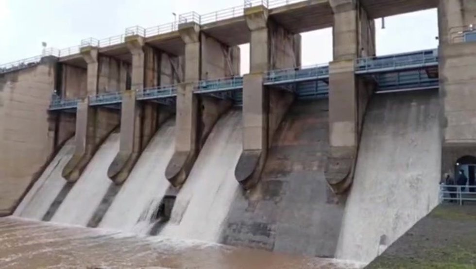 La Confederación Hidrográfica del Guadiana mantiene abiertas las compuertas de la presa de la Vega del Jabalón por motivos de seguridad