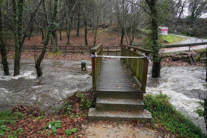 Un puente precintado tras la crecida del regueiro de Calvos, afluente del río Gallo, a 26 de enero de 2026, en Cuntis, Pontevedra, Galicia (España). El nuevo temporal activa la alerta roja por precipitaciones en buena parte de la provincia y lleva a suspe