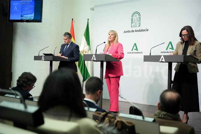 Consejera de Economía, Hacienda, Fondos Europeos y Diálogo Social y portavoz del Gobierno, Carolina España, junto consejera de Fomento, Articulación del Territorio y Vivienda, Rocío Díaz, y el consejero de Sanidad, Presidencia y Emergencias, Antonio Sanz.