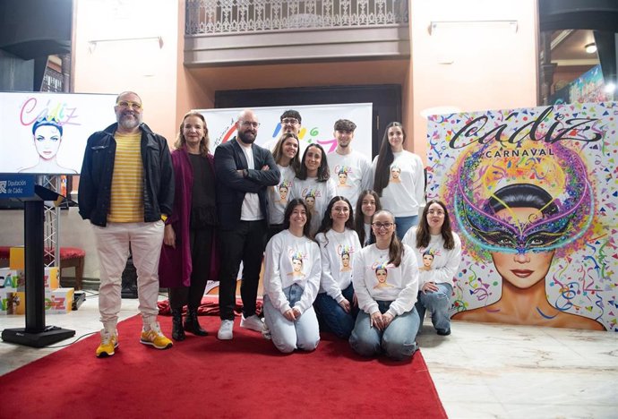 Germán Beardo y Antonio de Felipe ante la nueva imagen de La Gaditana.