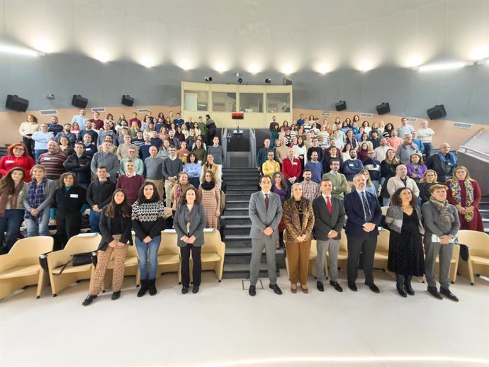 Archivo - Imagen de archivo de la sesión inicial de la Escuela de Acogida IAAP en Sevilla.