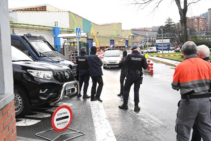 Agentes de la Policía Nacional a las afueras de la sede de Sidenor, a 10 de febrero de 2026, en Basauri, Vizcaya, País Vasco (España). 